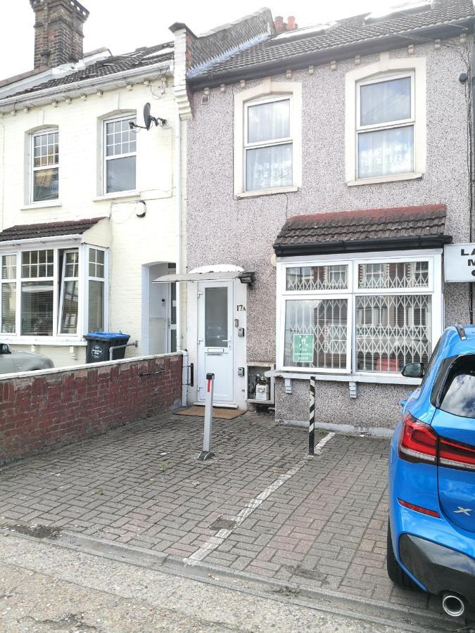 Carnation Flat A In Wembley Apartment London Ngoại thất bức ảnh