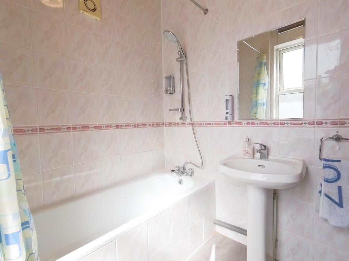 Carnation Flat A In Wembley Apartment London Ngoại thất bức ảnh